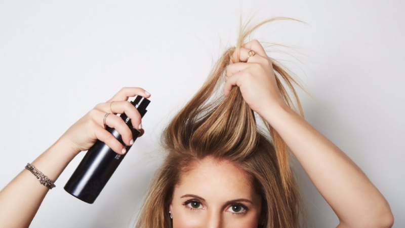 Nếu tóc bạn là “tóc dầu” thì sử dụng dầu gội khô cũng là một ý kiến không tồi